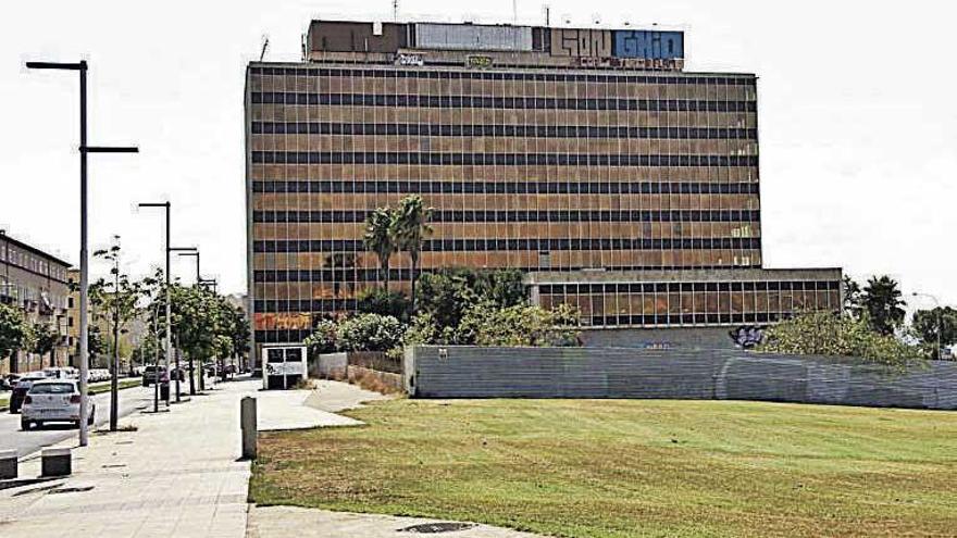 Uno de los dos solares de Endesa junto al edificio de Gesa.