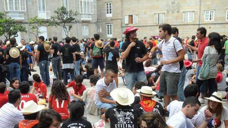 Desperdicios tras una noche de botellón en las &quot;Peñas&quot;. // Rafa Vázquez