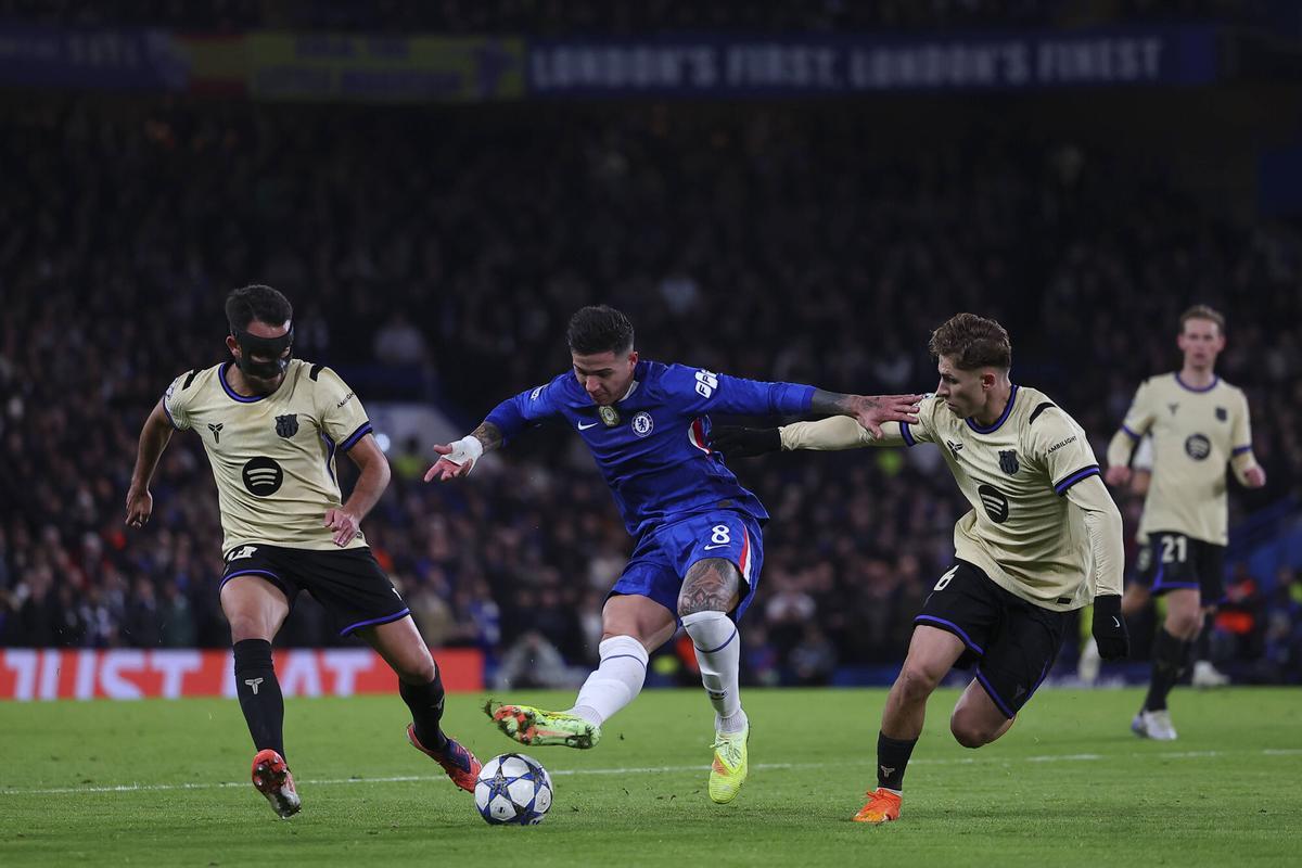 Eric Garcia y Fermín López acosan a Enzo Fernández.