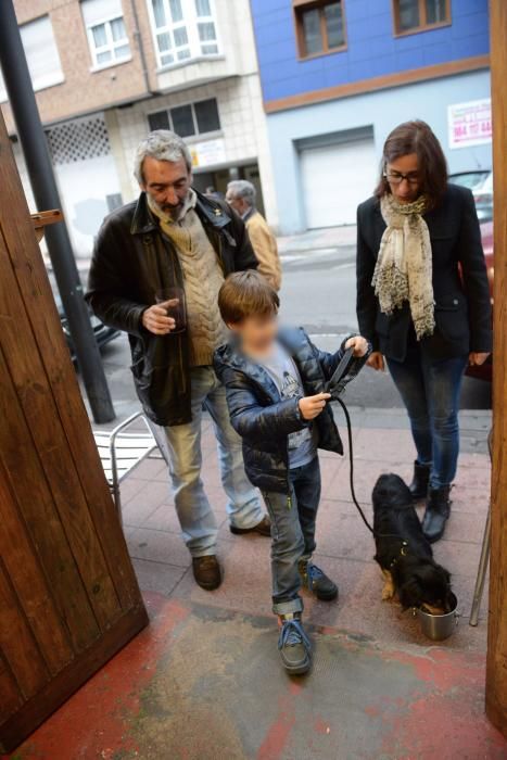 Josín entrega su perro "Trasgu" a Antonia Morales