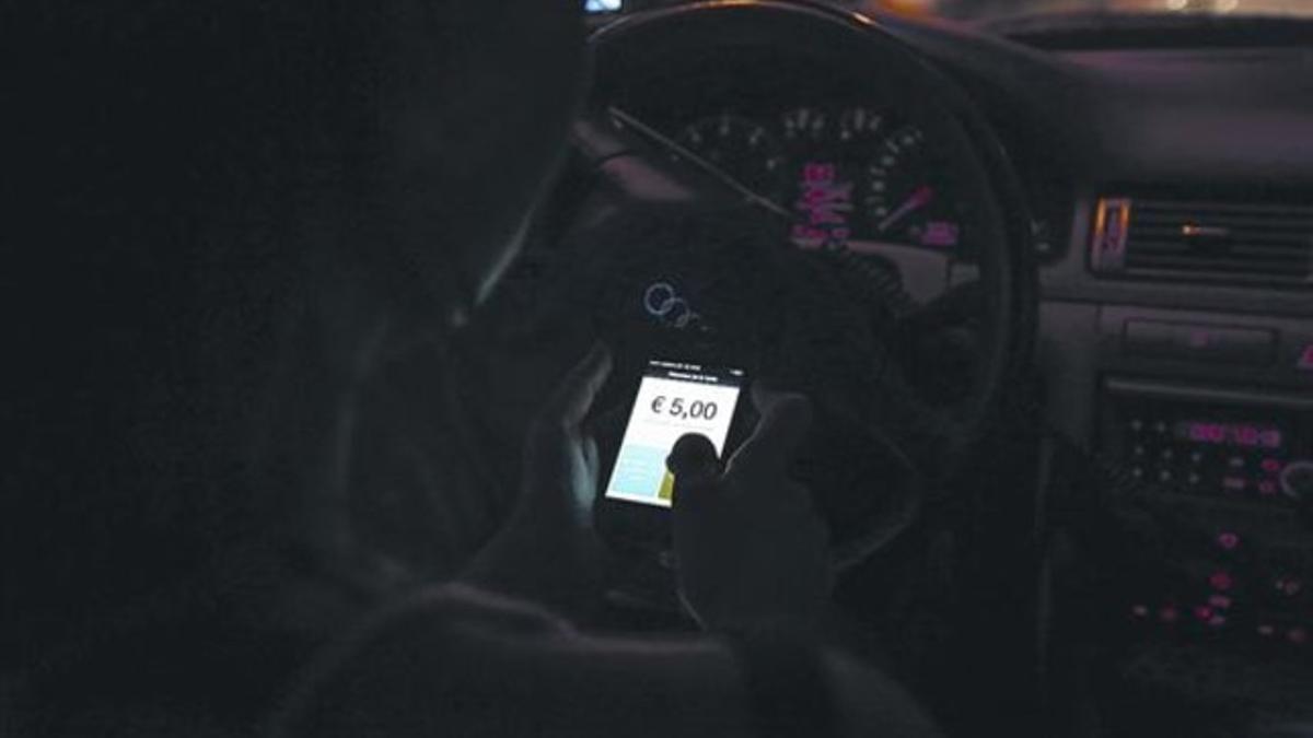 Carrera con coche particular 8 La conductora de un vehículo alquilado a través de Uber valida una carrera.