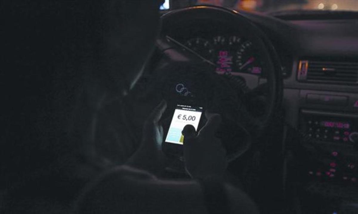 Carrera amb cotxe particular 8 La conductora d’un vehicle llogat a través d’Uber valida una carrera.