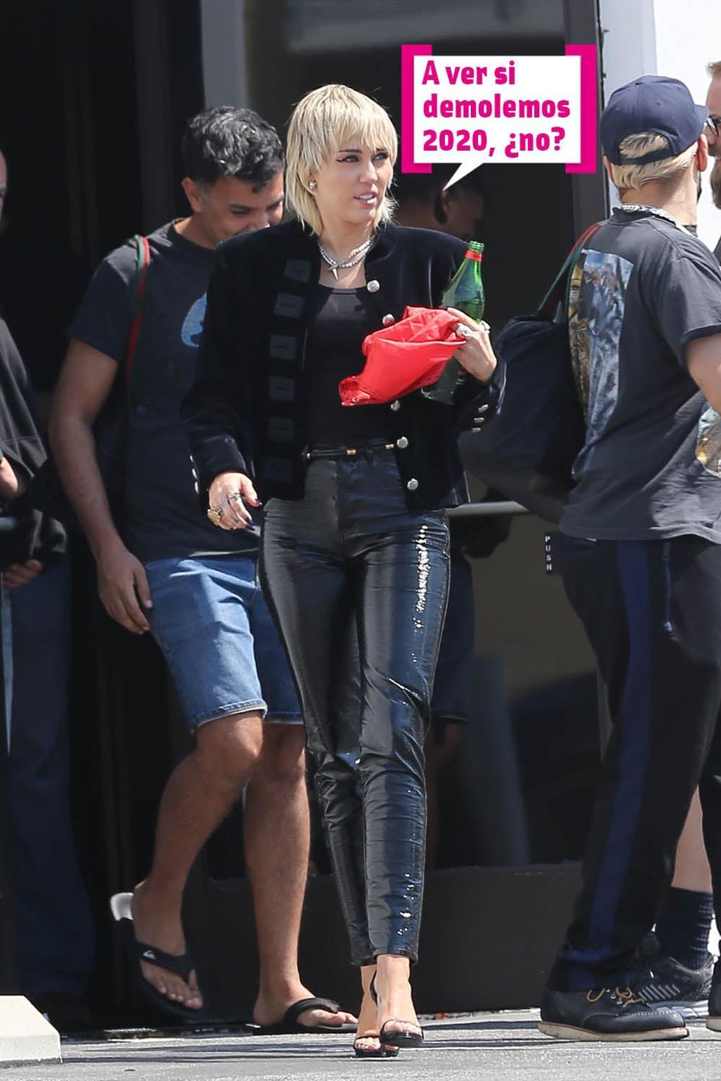 Miley Cyrus vestida de cuero por la calle
