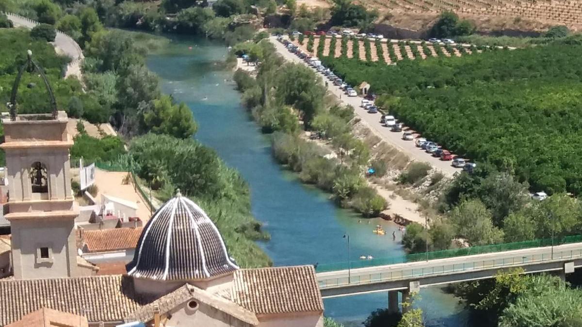 Una perspectiva de vehículos aparcados en un camino rural frente al casco urbano de Sumacàrcer, en una imagen de archivo.
