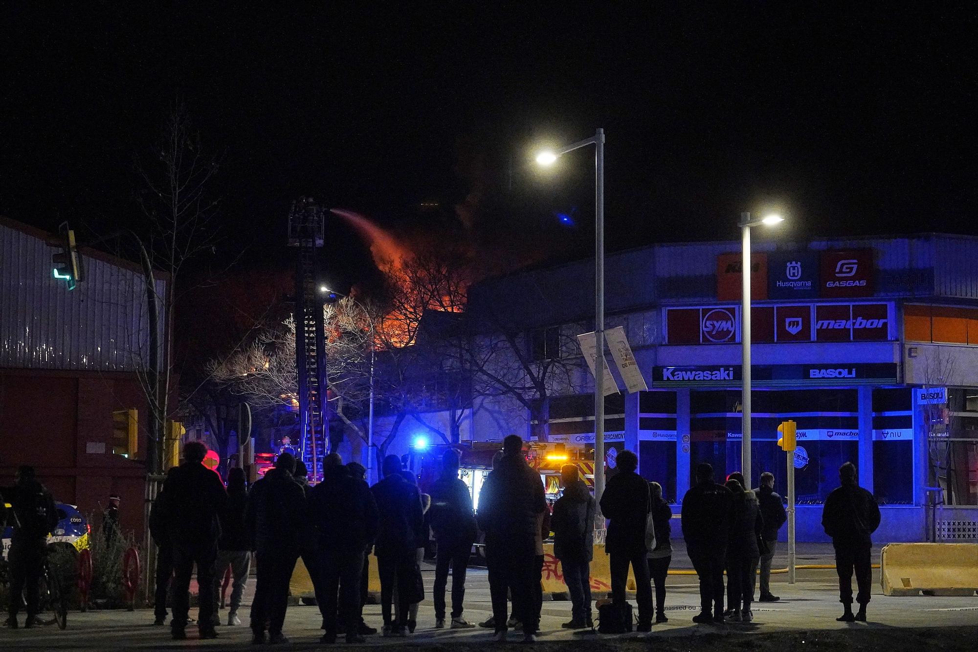 Espectacular Incendi en un concessionari de motos de Girona