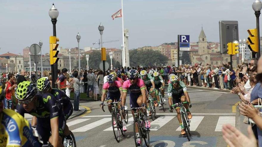 Participantes en la Vuelta a España de 2014, a su paso por Gijón.