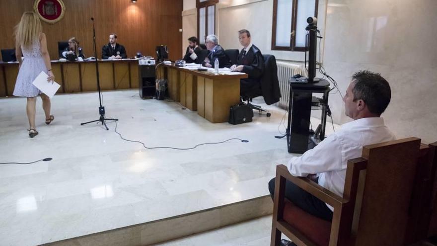 El acusado de la presunta agresión sexual a su hijastra, ayer, en el banquillo de la Audiencia Provincial de Palma.