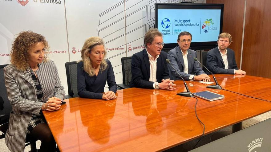 Neus Mateu, Carmen Ferrer, Salva Losa, José Hidalgo y Jordi Salweski, ayer en el Consell. | C.E.