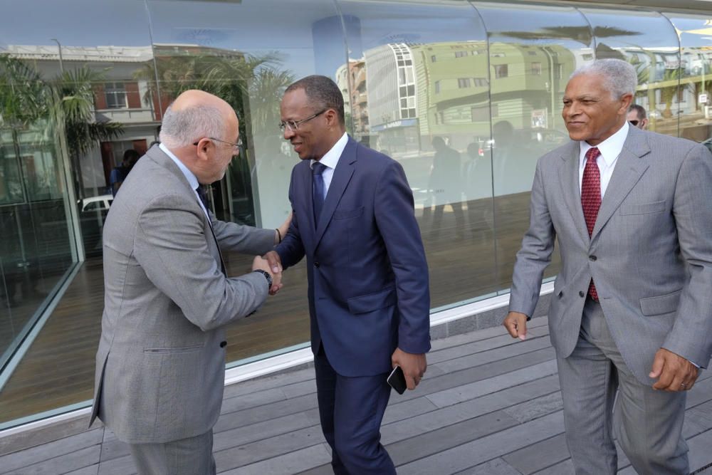 Las Palmas de Gran Canaria (Canarias). 16/07/16. El presidente  Cabildo de Gran Canaria, Antonio Morales, se reúne con el primer ministro de Cabo Verde, José Correira e Silva, al que recibirá a las puertas de la Casa Palacio. Cabildo G.C./Angel Medina G.