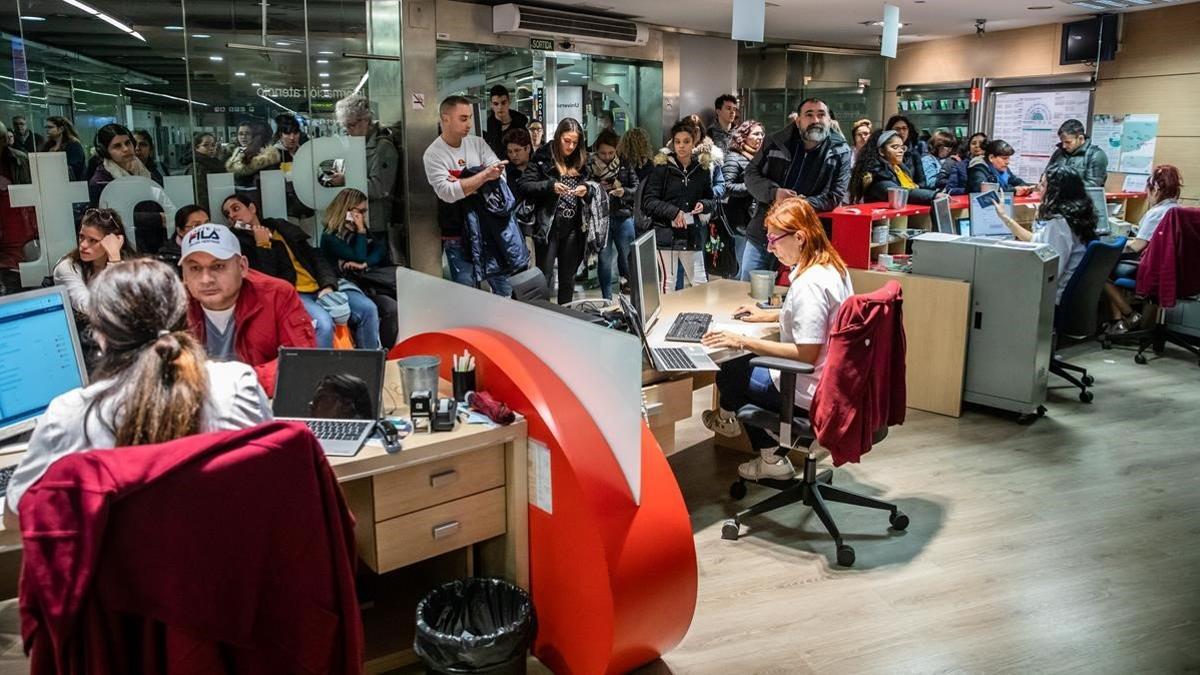 Colas en la oficina de TMB de la plaça Universitat, en Barcelona.