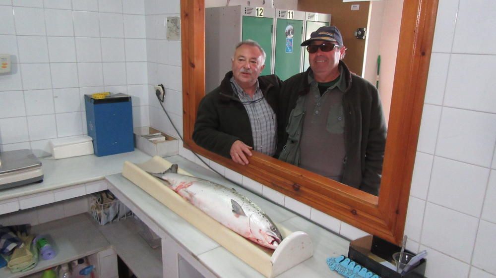 "El Sastrín", con el "Campanu" de Asturias tras capturarlo en el Sella.