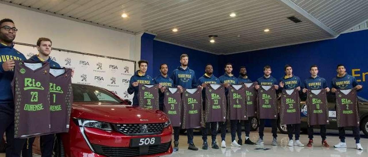 Los jugadores del Club Ourense Baloncesto muestran sus camisetas. // Iñaki Osorio