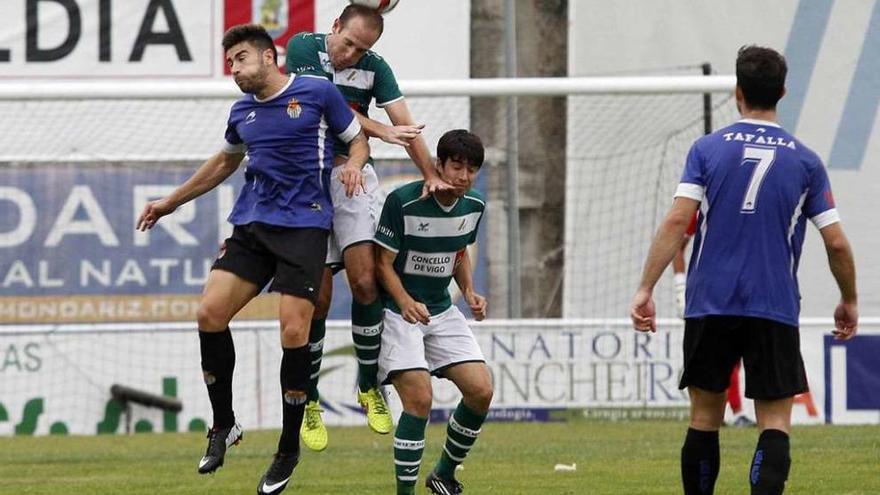 Raúl Medina, del Coruxo, salta de cabeza por un balón durante el partido de ayer. // Jorge Santomé