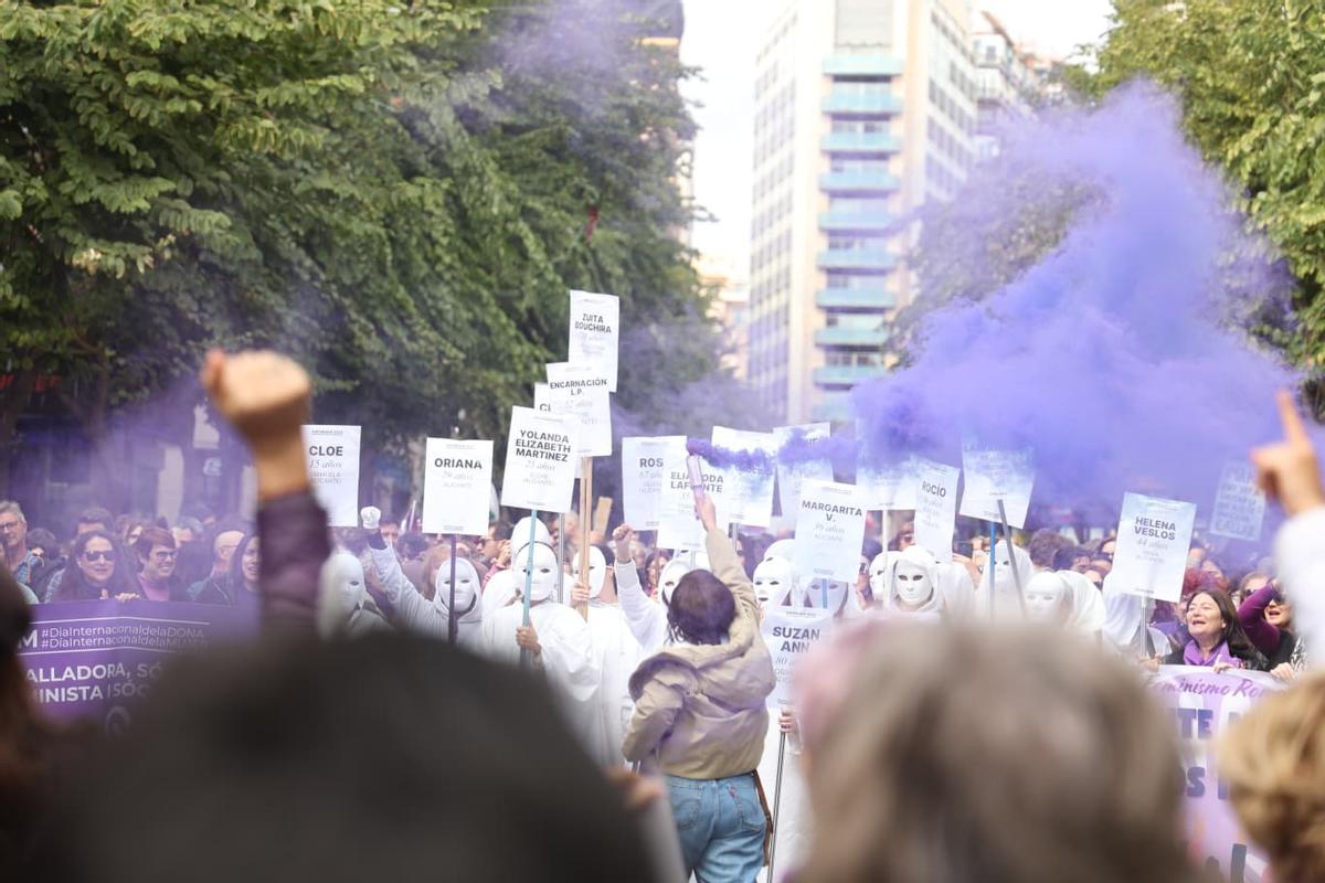 La multitudinaria marcha feminista en Alicante por el 8M, en imágenes