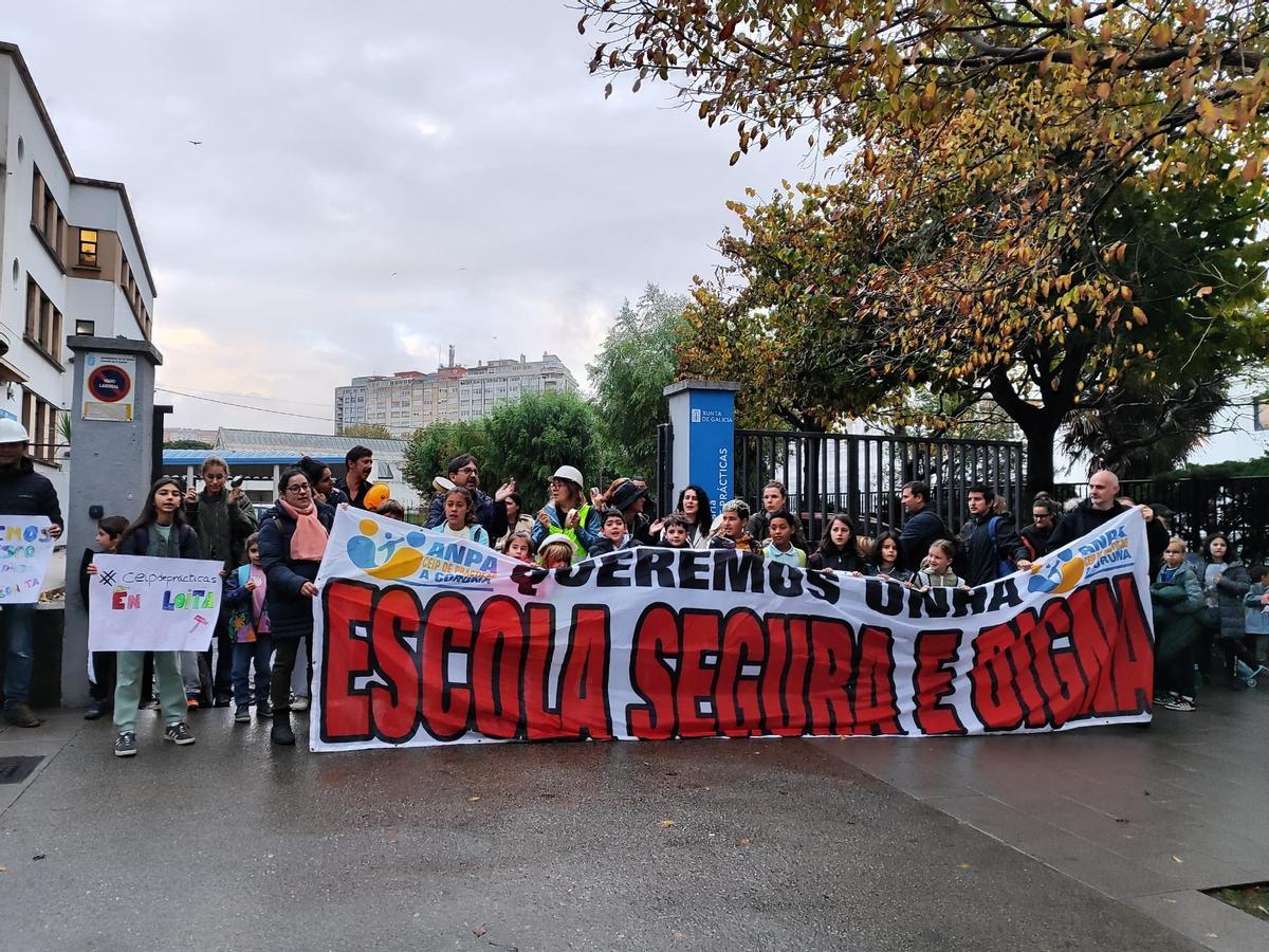 Protesta de la comunidad educativa del colegio de Prácticas de A Coruña.