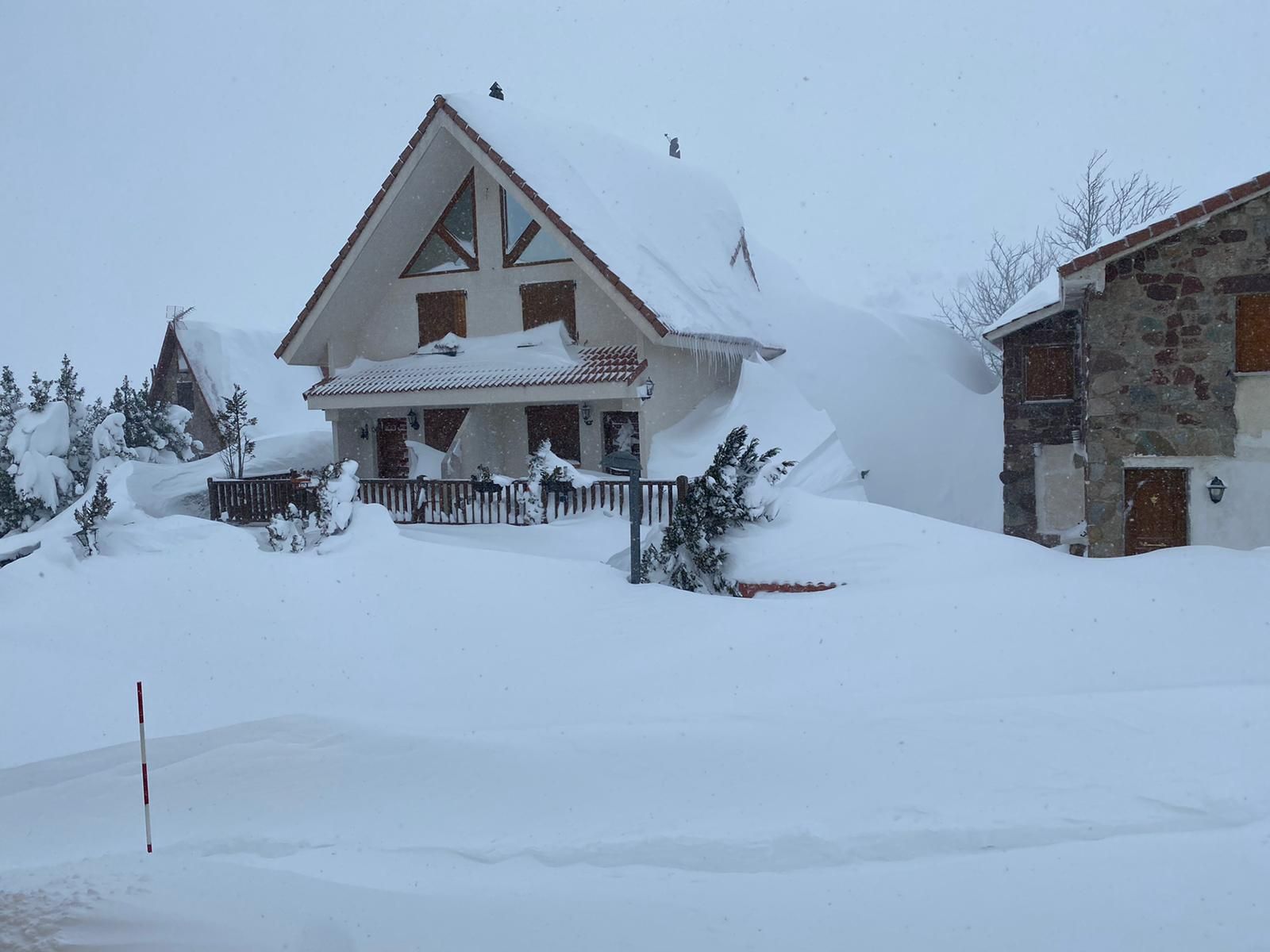 Más de dos metros de nieve: así se enfrentan los vecinos de Aller al temporal