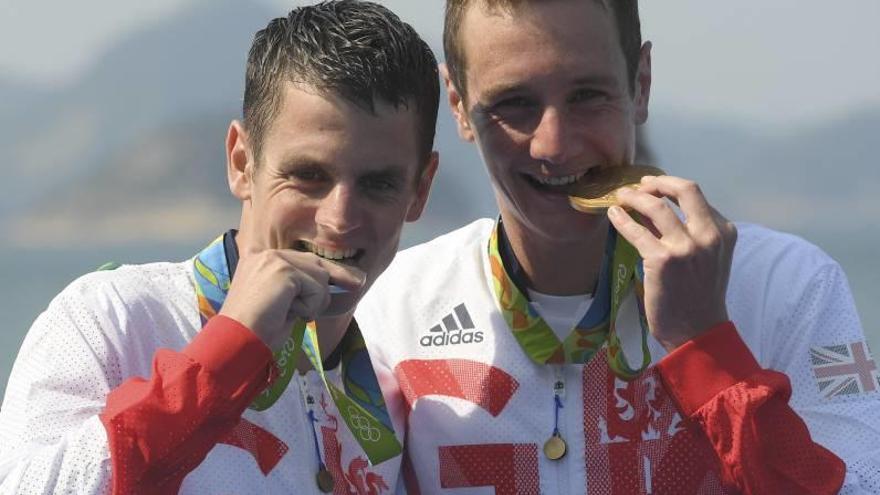 Alistair y Jonathan Brownlee posan con sus medallas.