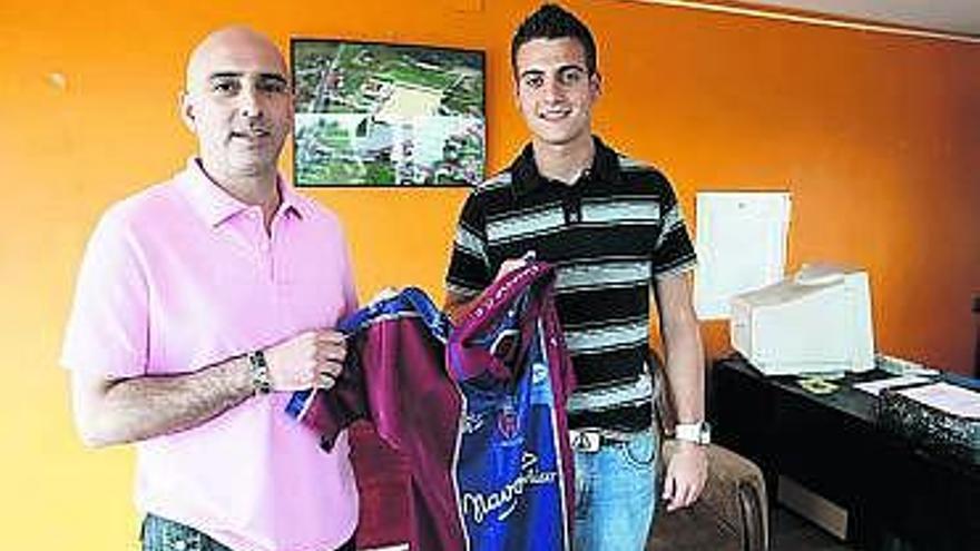 Duque, a la izquierda, durante la presentación del jugador Iván Suárez.