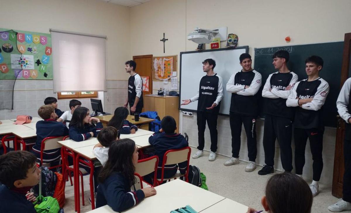 La visita realizada a los alumnos del colegio Filipenses. |  FdV