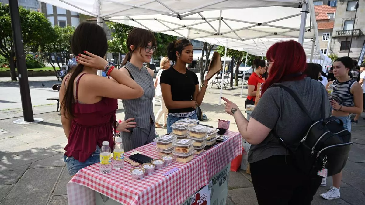 Tartas, pulseras y solidaridad en A Ferrería: el mercado escolar que llenó Pontevedra de jóvenes emprendedores