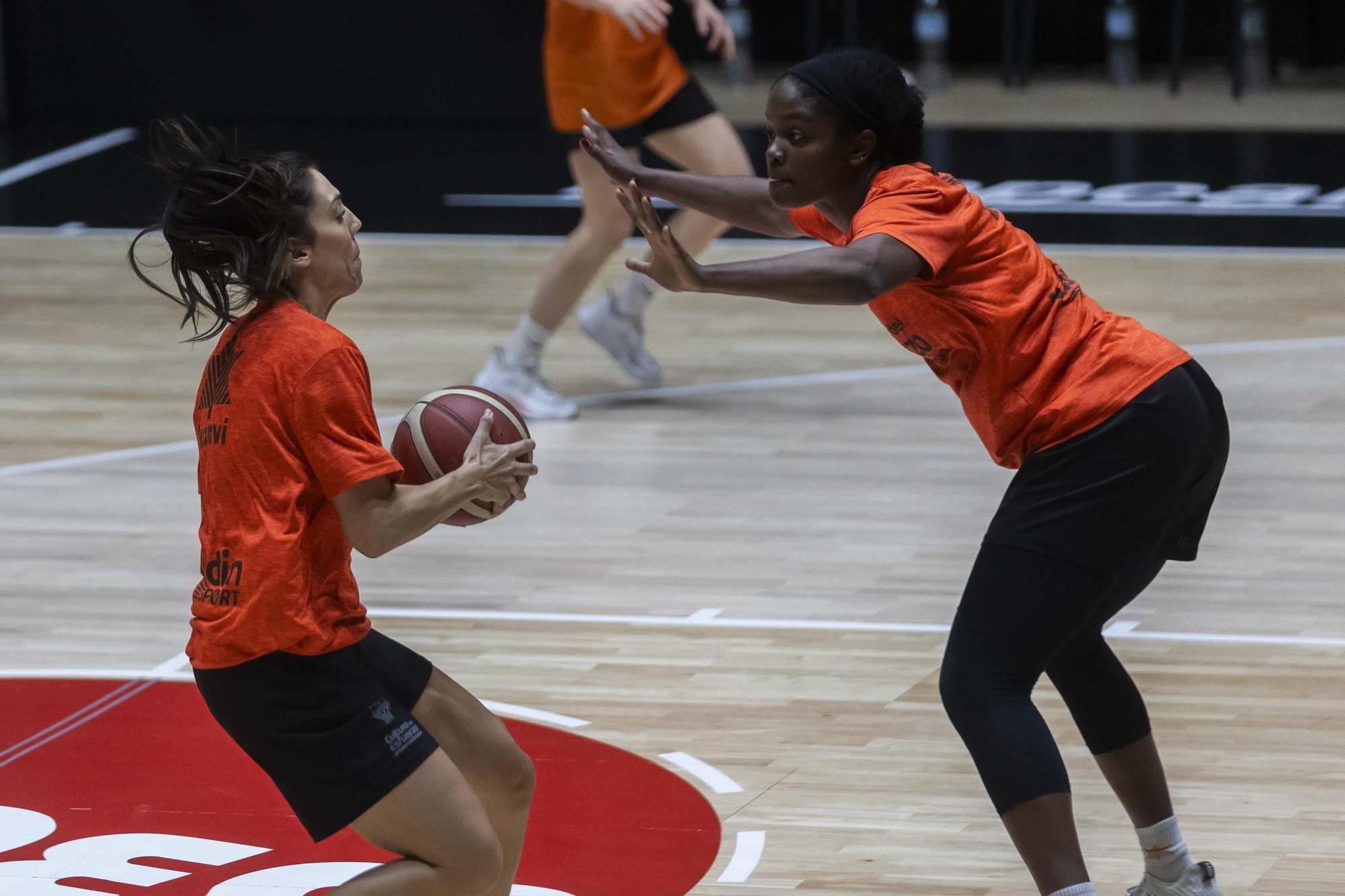 Entrenamiento abierto con la afición de Valencia Basket