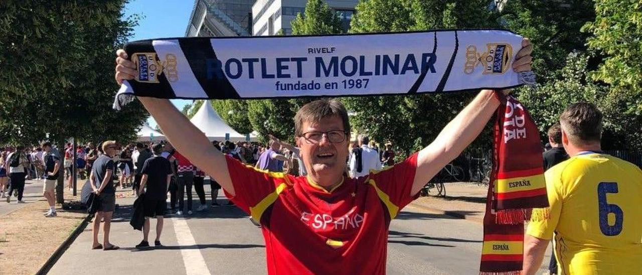 Magí Fullana, con la bufanda del Rotlet Molinar en las inmediaciones del estadio Parken de Copenhague.