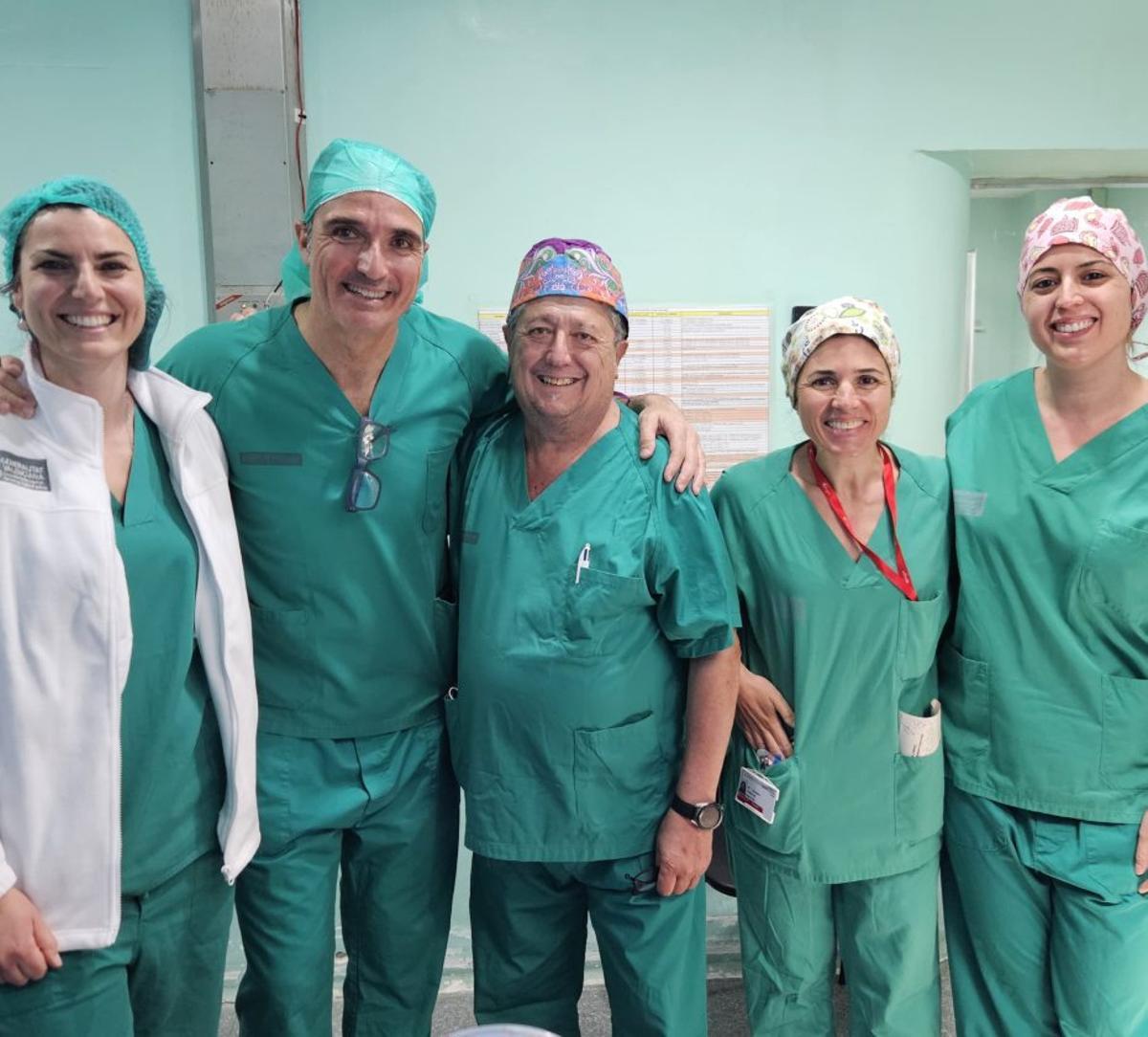 Equipo que participó en la operación con la nueva técnica en Elche. | INFORMACIÓN