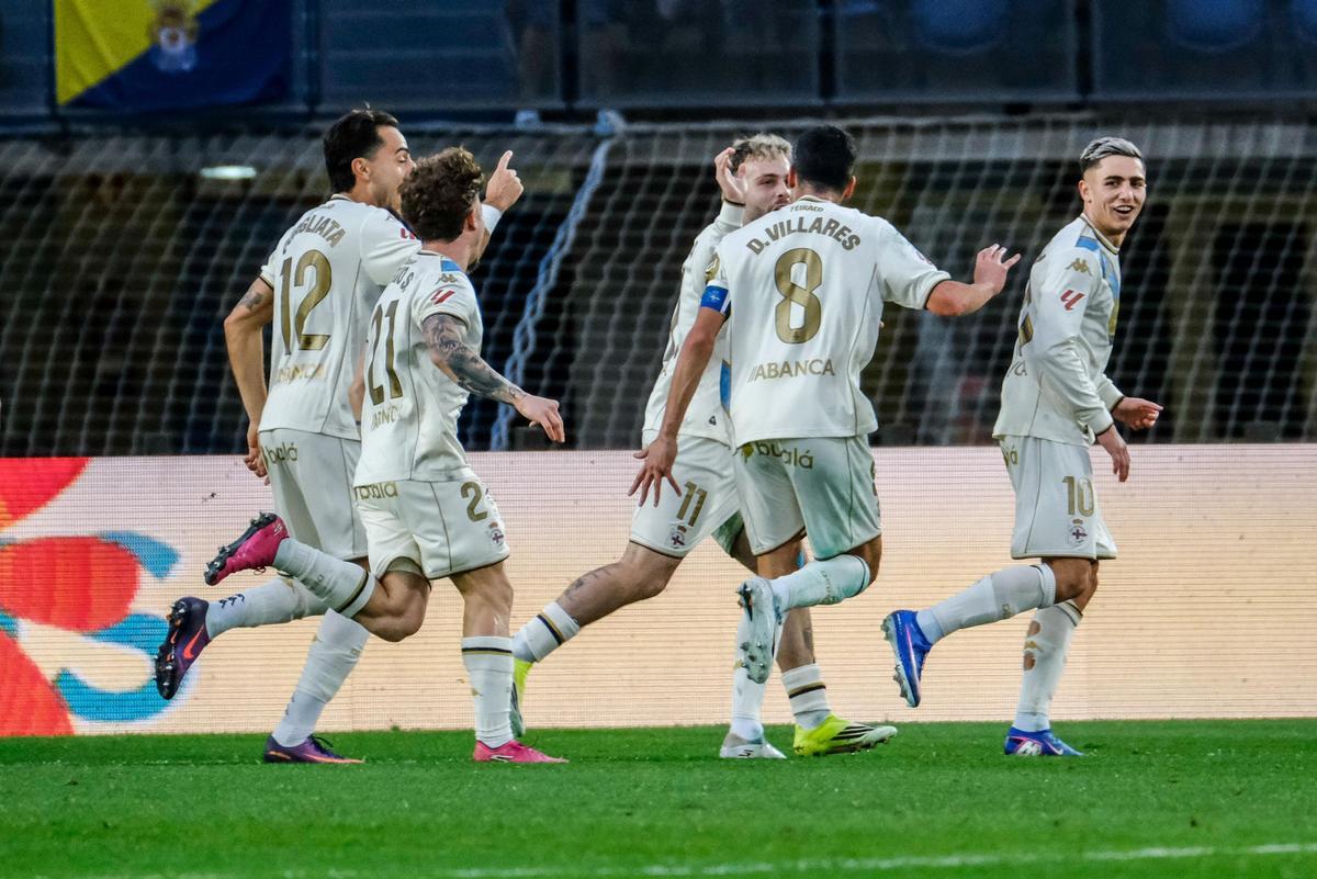 Yeremay Hernández encabeza la celebración del gol de Diego Villares para poner al Deportivo de La Coruña por delante en el marcador en el Estadio de Gran Canaria.