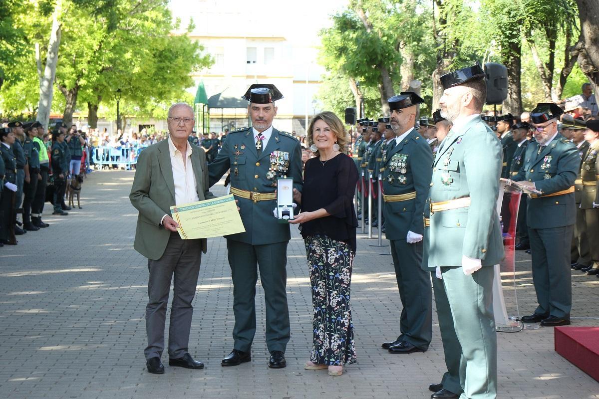 Entrega de la distinción a la Fundación Emet Arco Iris.