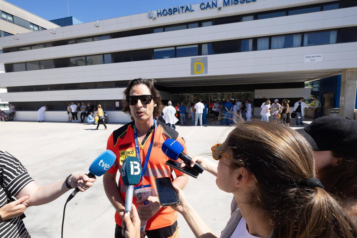 Imágenes de la concentración de la huelga de médicos en las puertas de Can Misses