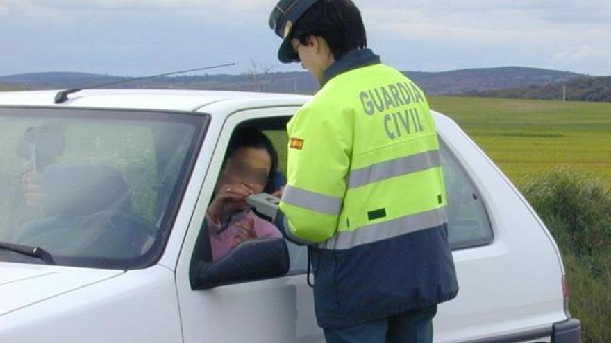 Una guardia civil somete a un conductor a una prueba de alcoholemia