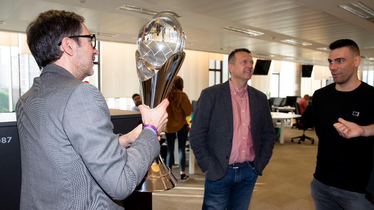 Lluís Mascaró, director de SPORT, con los campeones