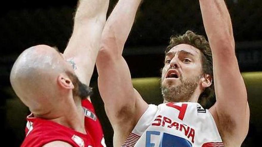 Pau Gasol llança a cistella davant l&#039;oposició del polonès Marcin Gortat