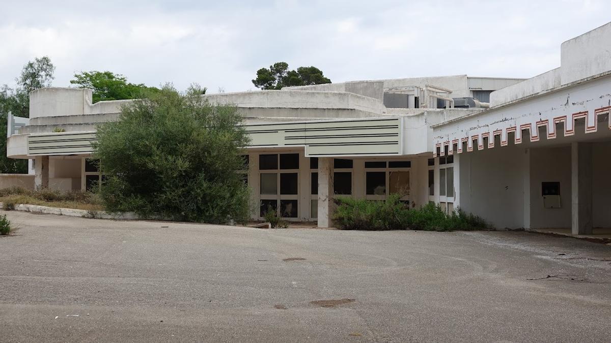 Entrada al antiguo Casino de Mallorca, en la urbanización Sol de Mallorca