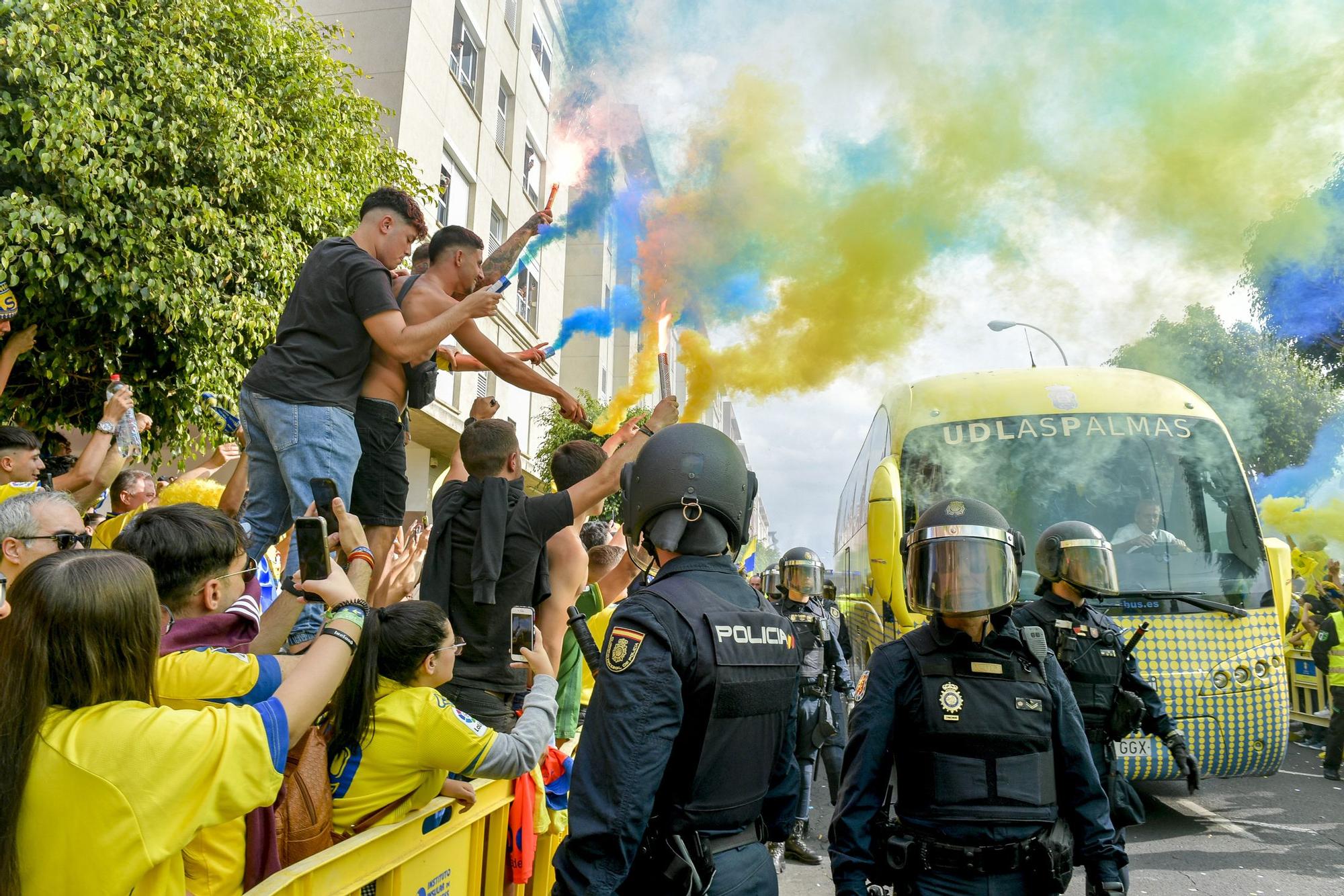 La afición recibe a la guagua de la UD Las Palmas en Fondos de Segura