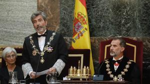 El Rey Felipe VI, junto a la fiscal general del Estado, María José Segarra y Carlos Lesmes. 