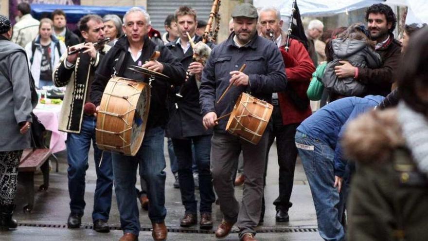 Un grupo de la edición de Cantos de Taberna de 2014, actuando en la zona de los vinos. // Bernabé / Luismy