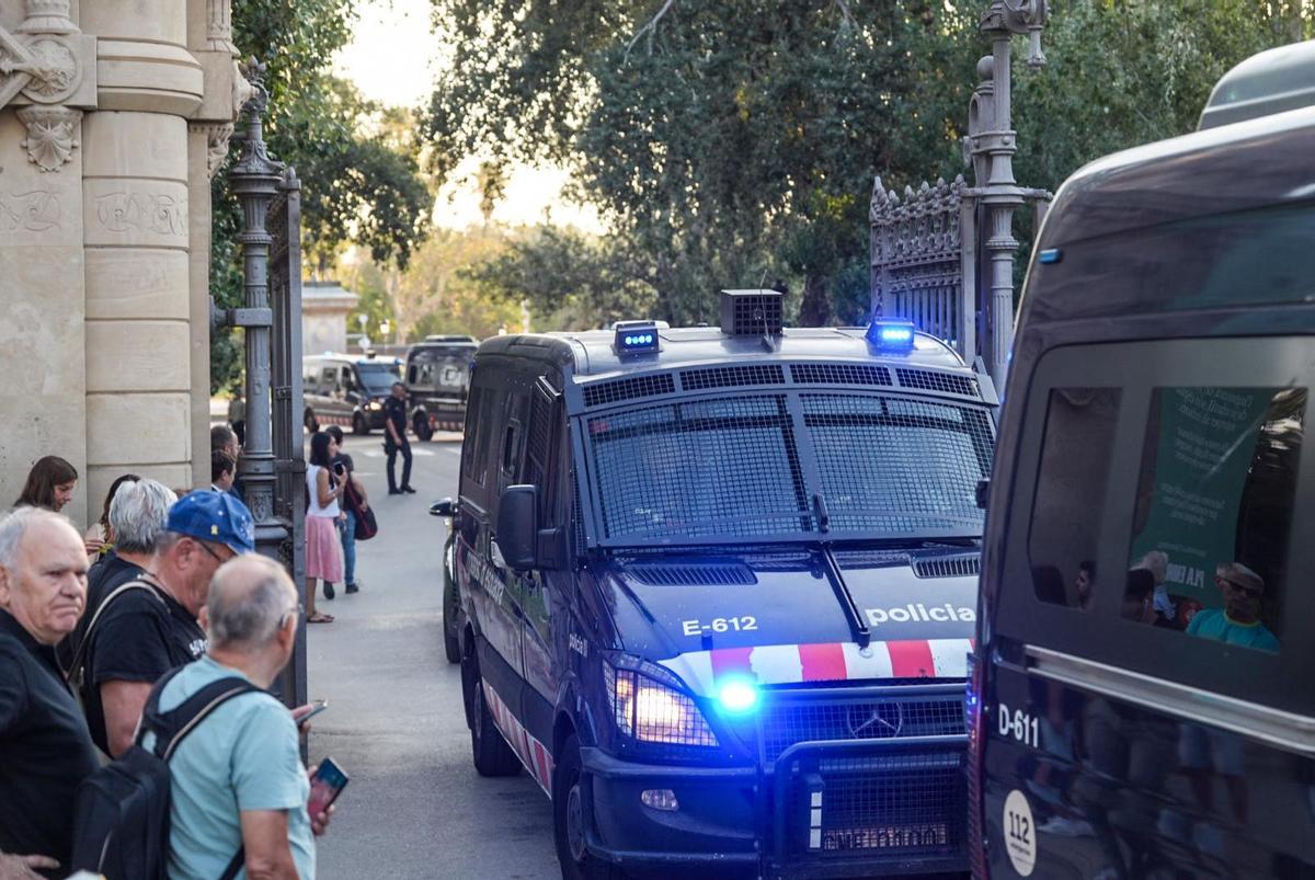 Los Mossos blindan el Parlament a la espera de Puigdemont