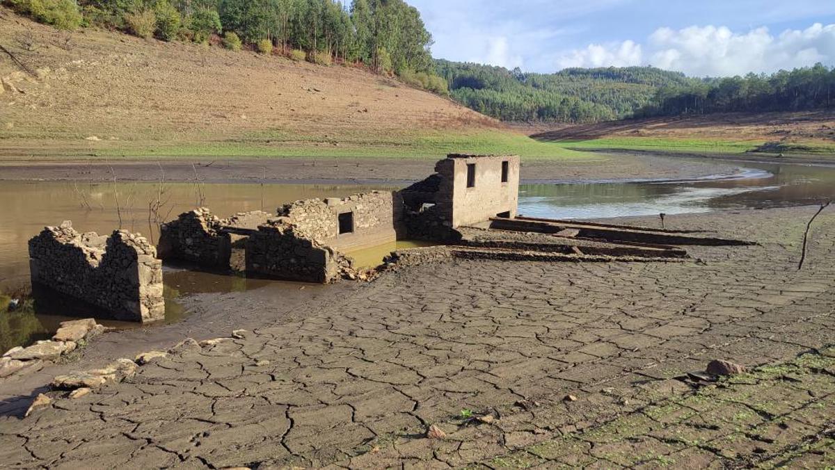Ruinas a la vista en el embalse de Portodemouros