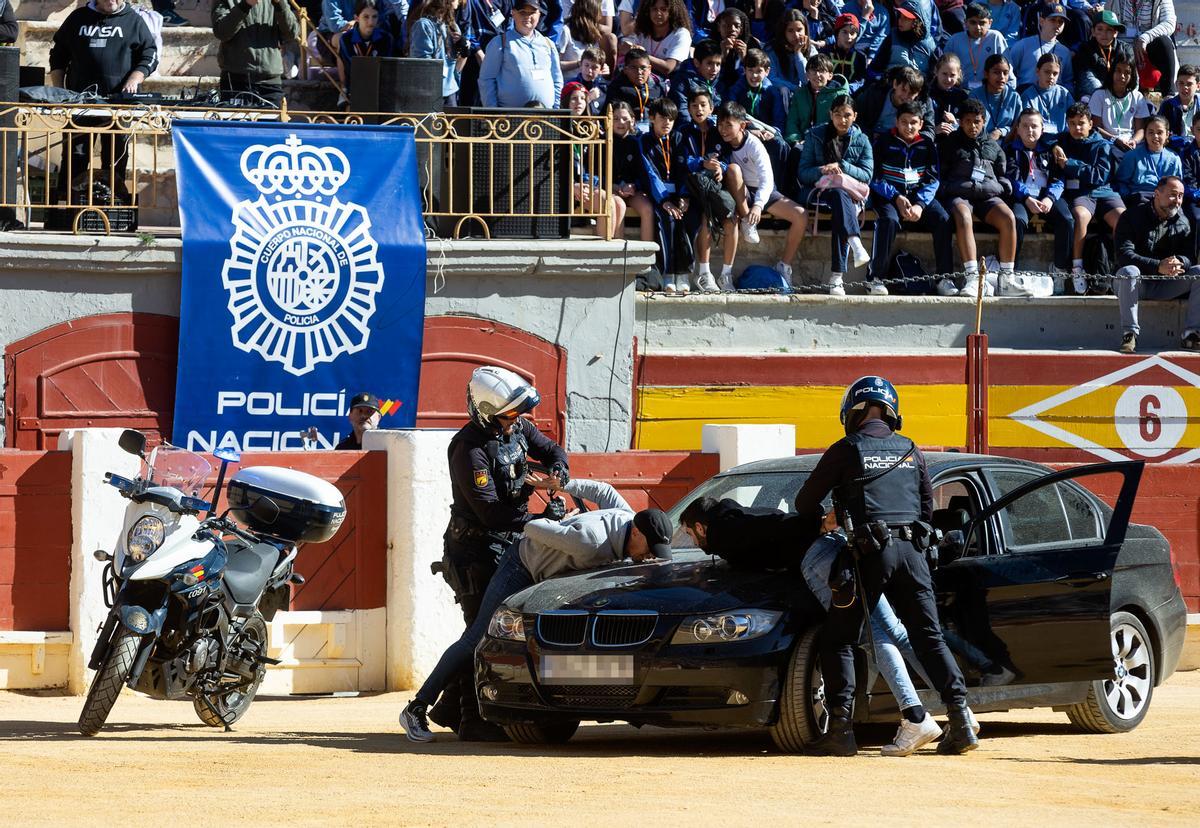 La Policía Nacional conmemora su 200 Aniversario con una exhibición en la Plaza de Toros de Alicante