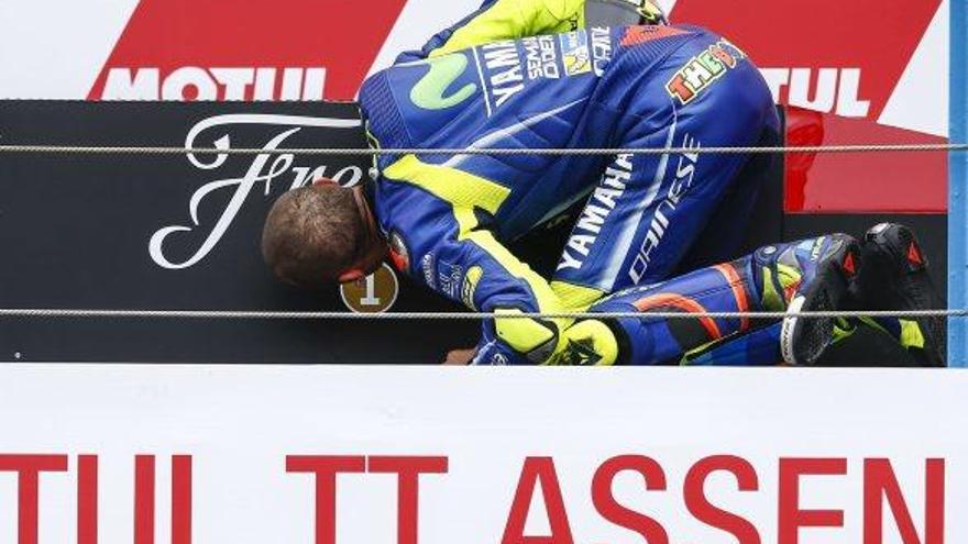 Valentino Rossi fa un petó al primer graó del podi després de més d&#039;un any de no poder-hi pujar