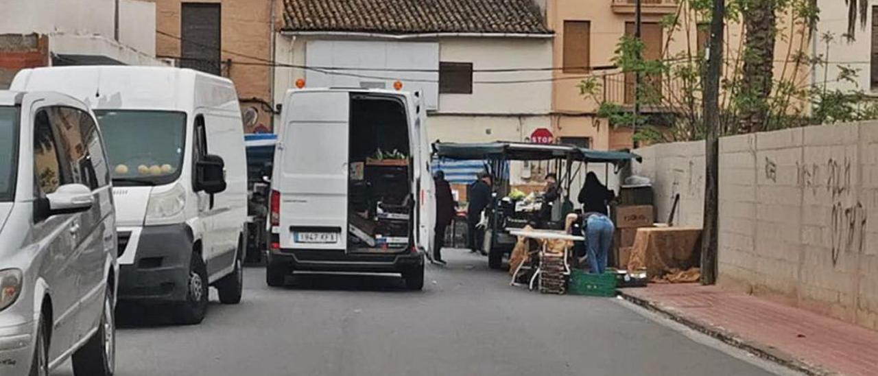 Uno de los puestos instalados ayer en el mercado ambulante de Alginet.