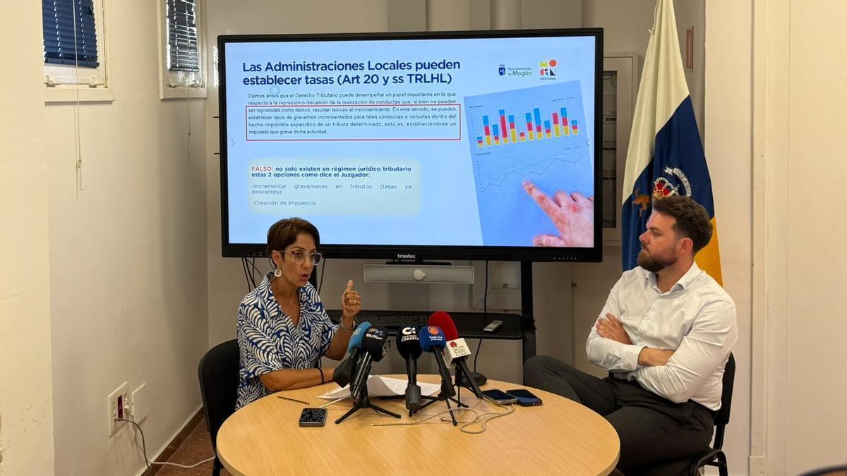 Onalia Bueno y Eduardo Álamo, este martes, en rueda de prensa en Mogán