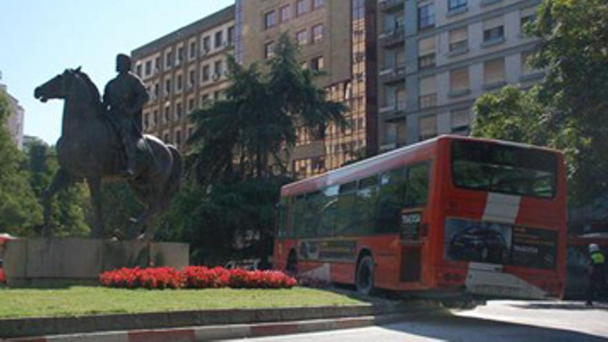 Un autobús urbano pierde el control y se empotra contra la rotonda de Hernán Cortés