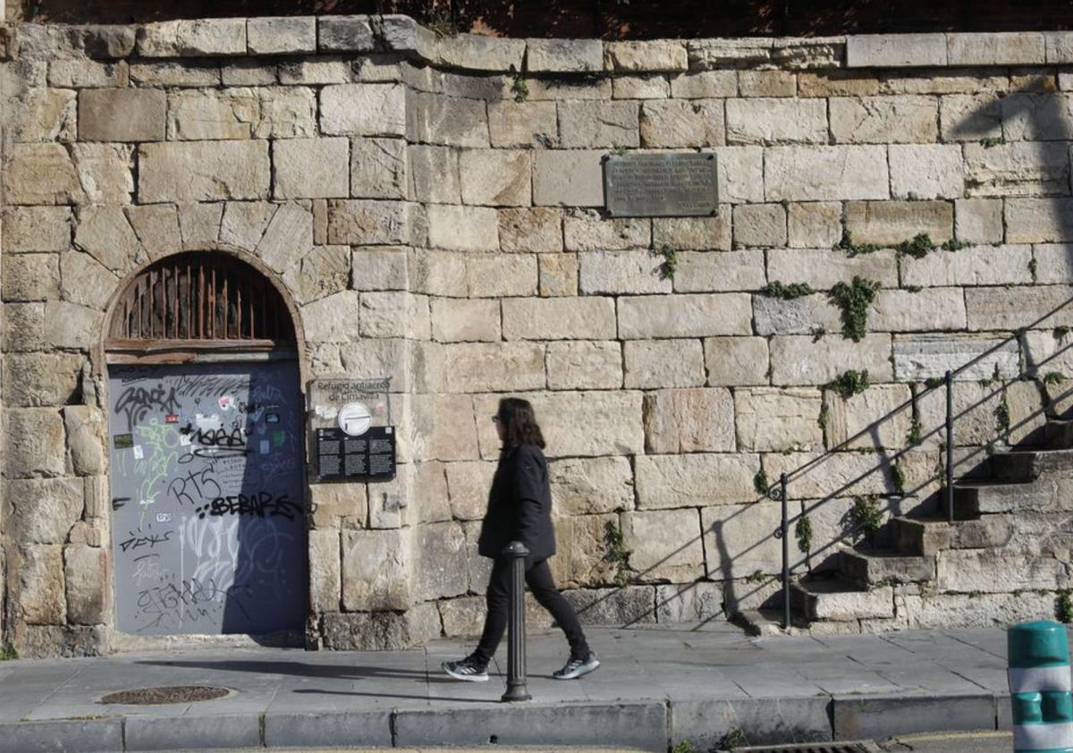 Entrada al refugio de Cimadevilla por la calle Claudio Alvargonzález. | M. L.