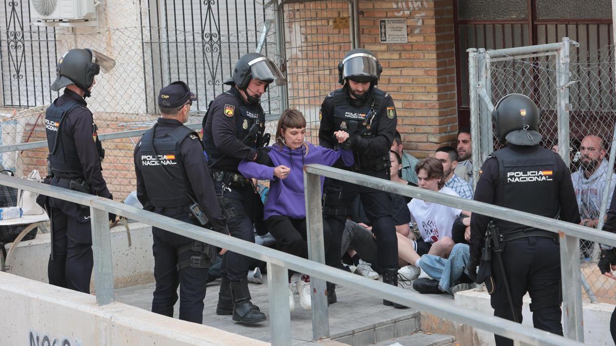 Desahucio entre protestas en el barrio Juan XXIII de Alicante