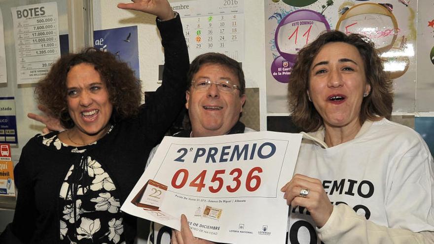 Responsables de una administración de Albacete celebran el segundo premio de la Lotería de Navidad.