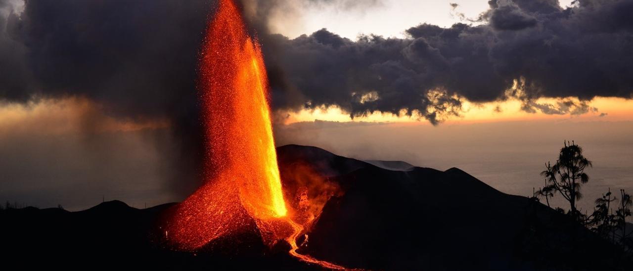 El volcán de La Palma durante una de sus fases eruptivas.