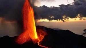 El volcán de La Palma durante una de sus fases eruptivas.