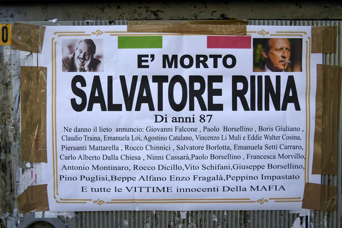 Vista de una esquela de Riina, que contiene el nombre de varias personas asesinadas por la mafia en Ercolano (Italia).  // EfeFotografía de archivo del 28 de febrero de 1993 que muestra a Totó Riina (c.), en su primer juicio.  // EfeVista de una esquela de Riina, que contiene el nombre de varias personas asesinadas por la mafia en Ercolano (Italia).  // EfeFotografía de archivo del 28 de febrero de 1993 que muestra a Totó Riina (c.), en su primer juicio.  // EfeTRA02 ERCOLANO (ITALIA), 17/11/2017.- Vista de una esquela del ex jefe supremo de Cosa Nostra, la mafia siciliana, Totó Riina, que contiene el nombre de varias personas asesinadas por la mafia en Ercolano (Italia) hoy, 17 de noviembre de 2017. El ex jefe supremo de Cosa Nostra, la mafia siciliana, Totó Riina, ha muerto esta madrugada en la cárcel de Parma (norte) a los 87 años, informó hoy el diario italiano "la Repubblica". El que fuera "capo de capos" de la mafia estaba condenado a 13 cadenas perpetuas por los múltiples asesinatos que ordenó, entre ellos el de los magistrados Giovanni Falcone y Paolo Borselino en 1992. EFE/CIRO FUSCO MUERE EX JEFE DE LA COSA NOSTRA, LA MAFIA SICILIANA. MAFIA. ITALIA,